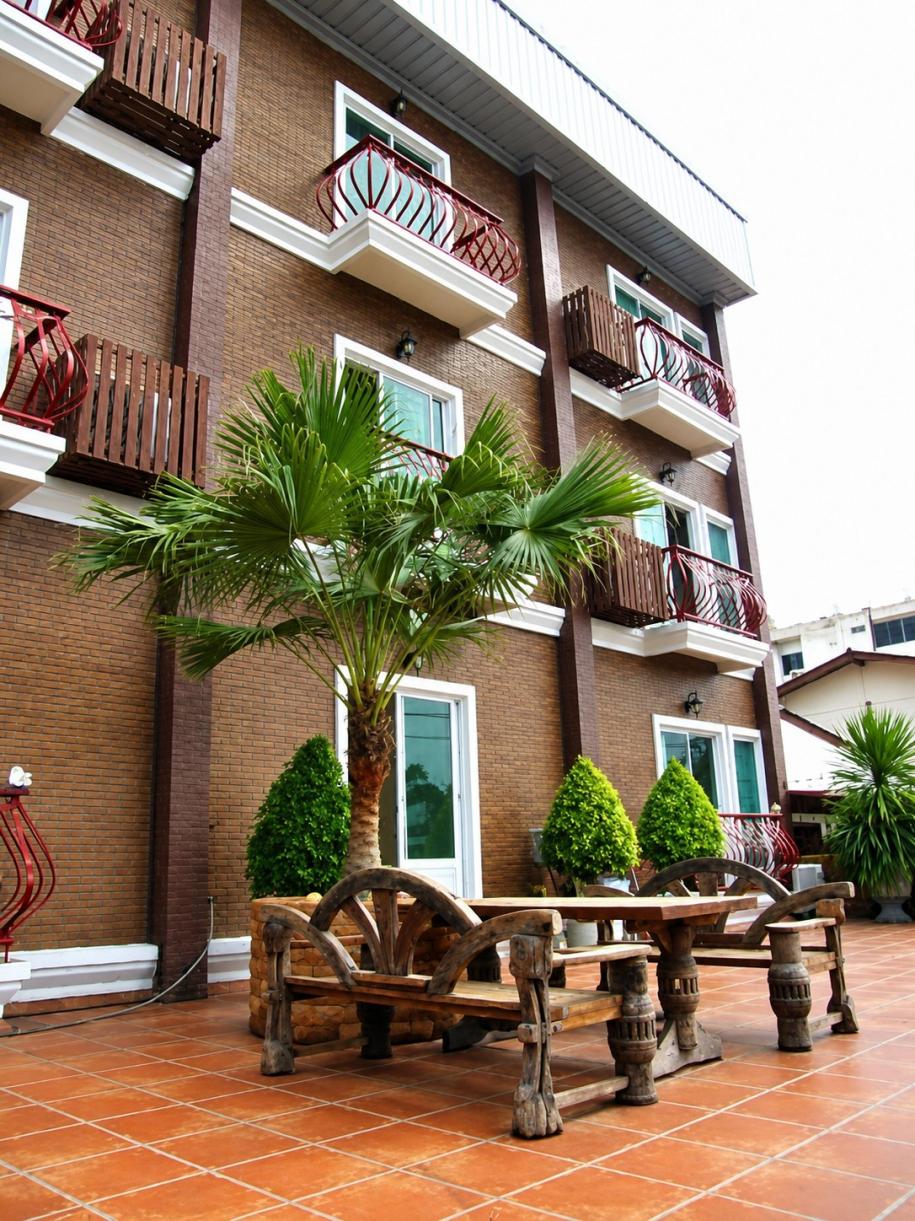 The Red Balcony Inn